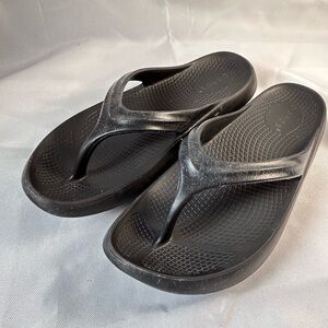 OOFOS Women's Black Flip Flop Slide Comfort Recovery Size 38  / 8